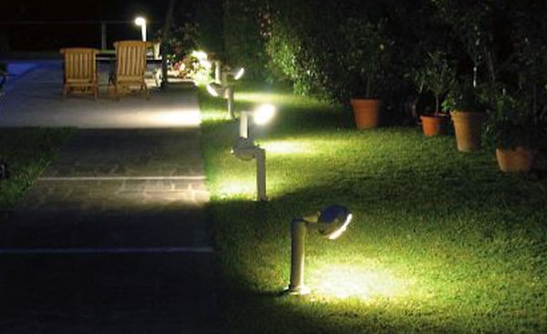 Ứng dụng đèn led cắm cỏ